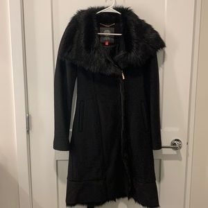 Women’s Vince Camuto coat. Color: black. Size: small.